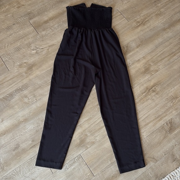 GUESS Black Jumpsuit Strapless Smoked Back Pockets Size Large - Picture 9 of 10